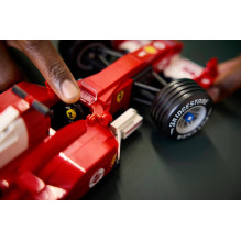 LEGO ICONS 11375 Ferrari F2004 ir Michael Schumacher