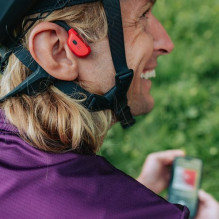 Suunto WING belaidės ausinės su ausų kabliuku sportui su „Bluetooth“ juoda, raudona Suunto WING belaidės ausinės su ausų kabliuku sportui su „Bluetooth“ juoda, raudona
