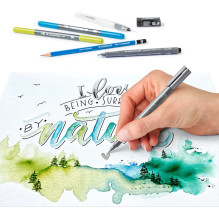 STAEDTLER „Dizaino kelionė“ – akvarelės ir lipdukų rinkinys STAEDTLER „Dizaino kelionė“ – akvarelės ir lipdukų rinkinys