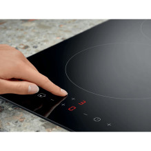 „Electrolux LIT30230C“ juoda įmontuojama indukcinė kaitlentė su zonine 2 zona(-omis) „Electrolux LIT30230C“ juoda įmontuojama indukcinė kaitlentė su zonine 2 zona(-omis)