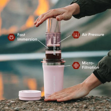Kavos virimo aparatas - AeroPress Go Plus 475 ml rožinis Kavos virimo aparatas - AeroPress Go Plus 475 ml rožinis