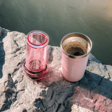 Kavos virimo aparatas - AeroPress Go Plus 475 ml rožinis Kavos virimo aparatas - AeroPress Go Plus 475 ml rožinis
