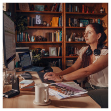 HP Poly „Voyager Focus 2“ USB-C ausinės su įkrovimo stotele + USB-C / -A adapteriu HP Poly „Voyager Focus 2“ USB-C ausinės su įkrovimo stotele + USB-C / -A adapteriu