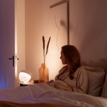 Philips Hue White & Color Ambiance Iris Tischleuchte Weiß 570lm Philips Hue White & Color Ambiance Iris Tischleuchte Weiß 570lm
