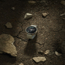 Garmin „Fenix 9 Pro“ – 43mm Ruduo Gold Titanas su kreminės / prancūziškai pilkos spalvos silikoniniu dirželiu
