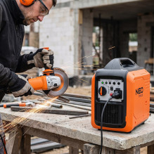 NEO TOOLS inverter generator 2000 W, orange / black NEO TOOLS inverter generator 2000 W, orange / black