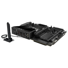 Asus ROG Crosshair X870E Tamsus herojus